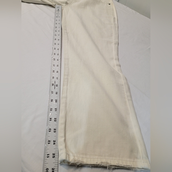 PISTOLA size 26 waist 4 button fly, light whiskering on pockets and crop hem - Picture 8 of 9